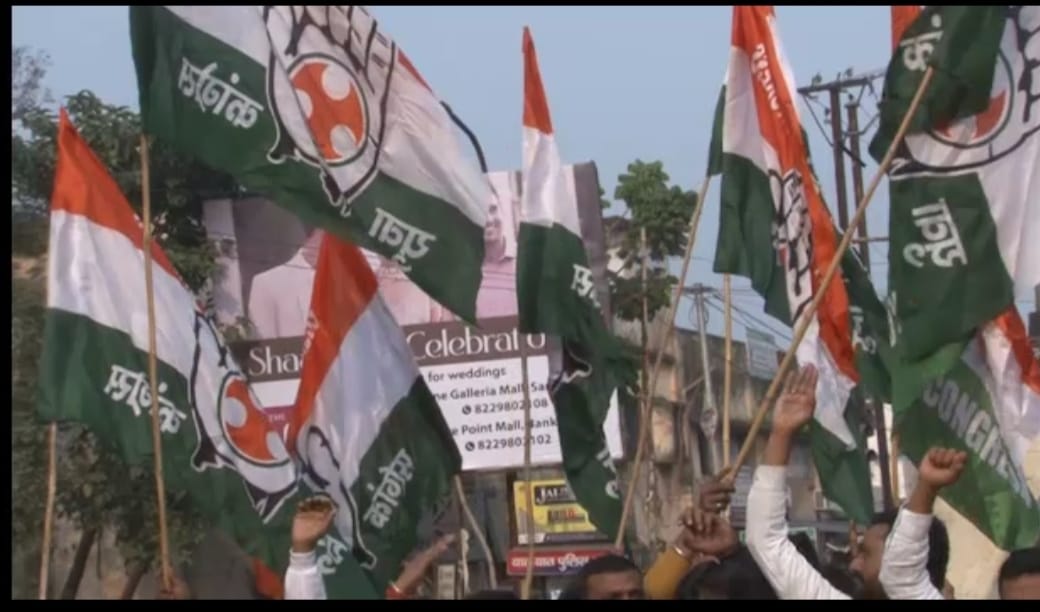 धनबाद के कांग्रेसियों ने फूंका पुतला और भाजपा को चेताया, जानिए क्यों