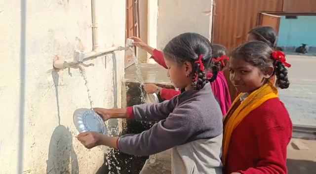 बच्चों को नहीं भा रहा लोहरदगा के स्कूलों में मिलने वाला मिड-डे मील, खाना खाते पेट में दर्द से परेशान हो जाते हैं बच्चे