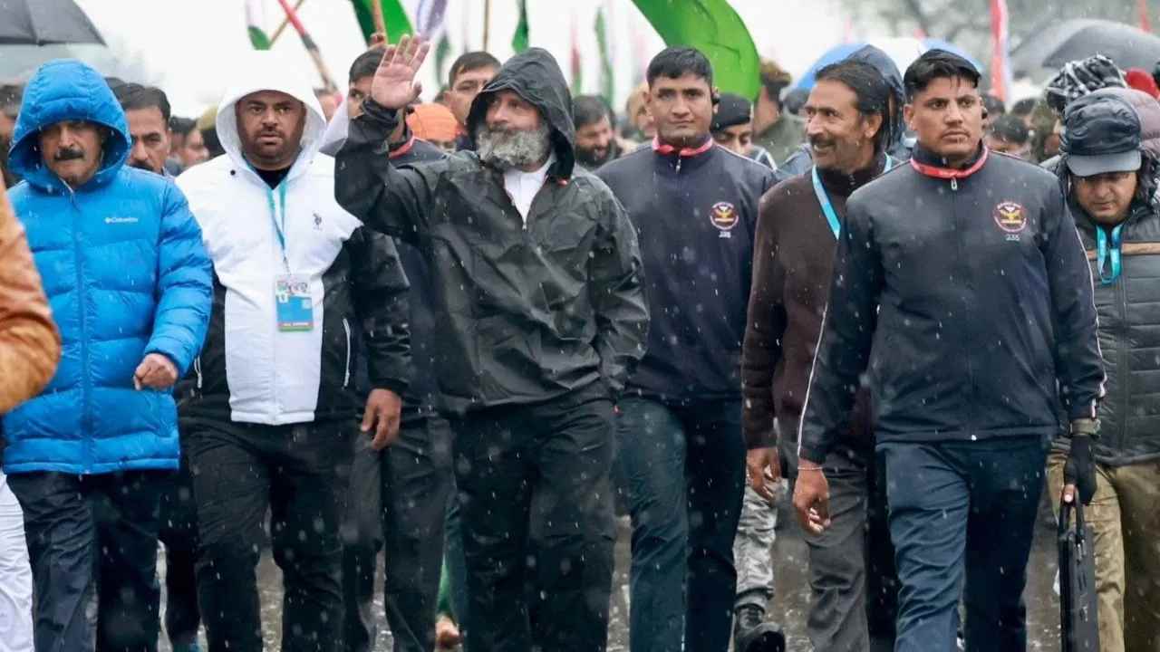 जम्मू कश्मीर में पहुंची कांग्रेस की भारत जोड़ो यात्रा, पहली बार जैकेट पहने नजर आए राहुल गांधी