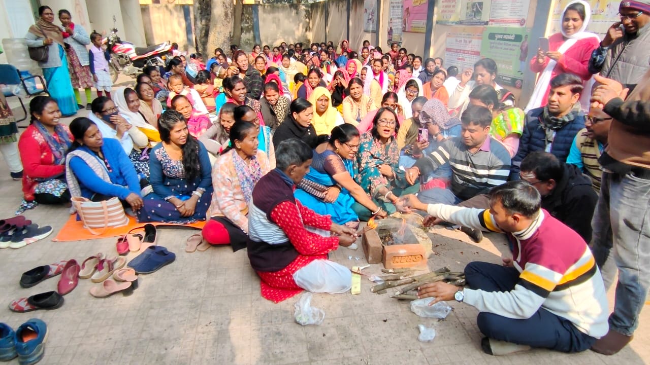 दुमका में भी अनुबंध कर्मियों को नियमित करने की मांग तेज, कर्मियों ने दिया धरना