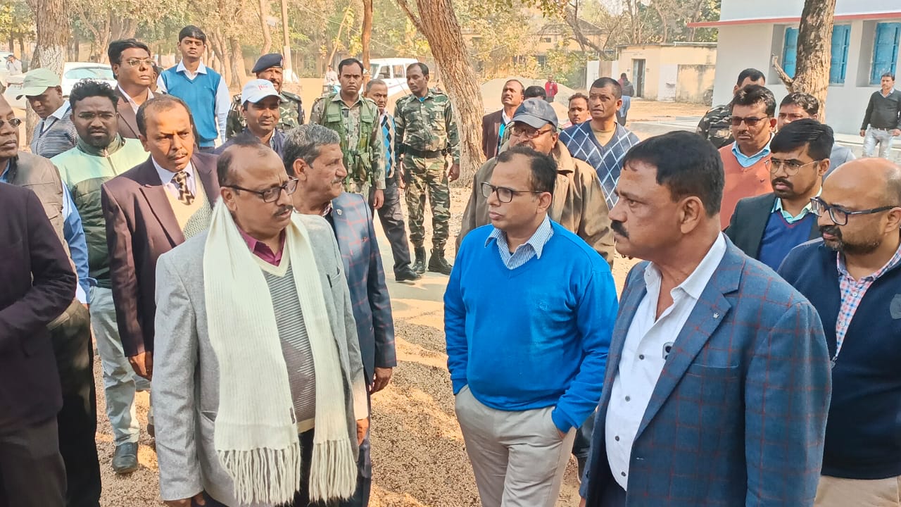 उच्च शिक्षा के सचिव और उप निदेशक पहुंचे गिरिडीह, किया महिला और गिरिडीह कॉलेज का भ्रमण, कहा-आधारभूत संरचना बेहद कमजोर