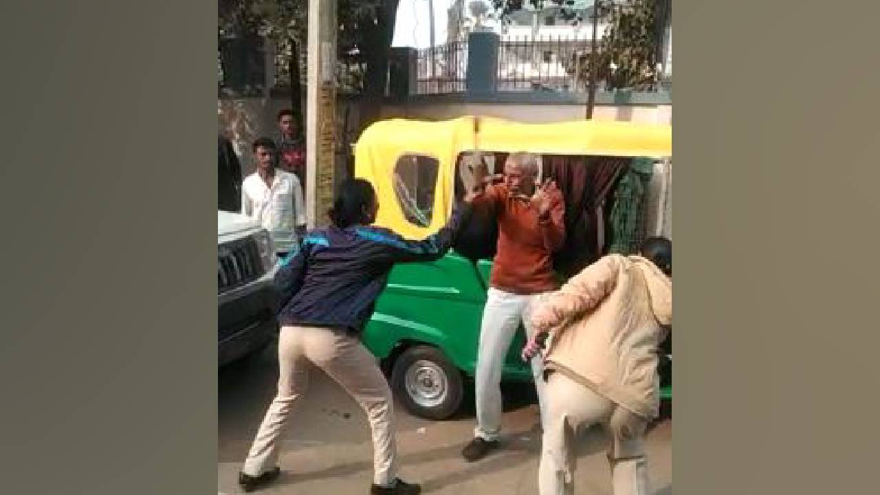 महिला सिपाहियों ने बुजुर्ग की बेरहमी से की पिटाई, कारण जान हैरान रह जाएंगे आप 