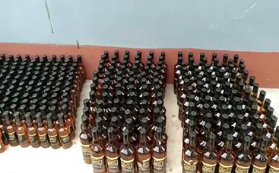 देवघर: नकली शराब के खिलाफ पुलिस की बड़ी कार्रवाई, 342 बोतल नकली विदेशी शराब के साथ दो युवक गिरफ्तार