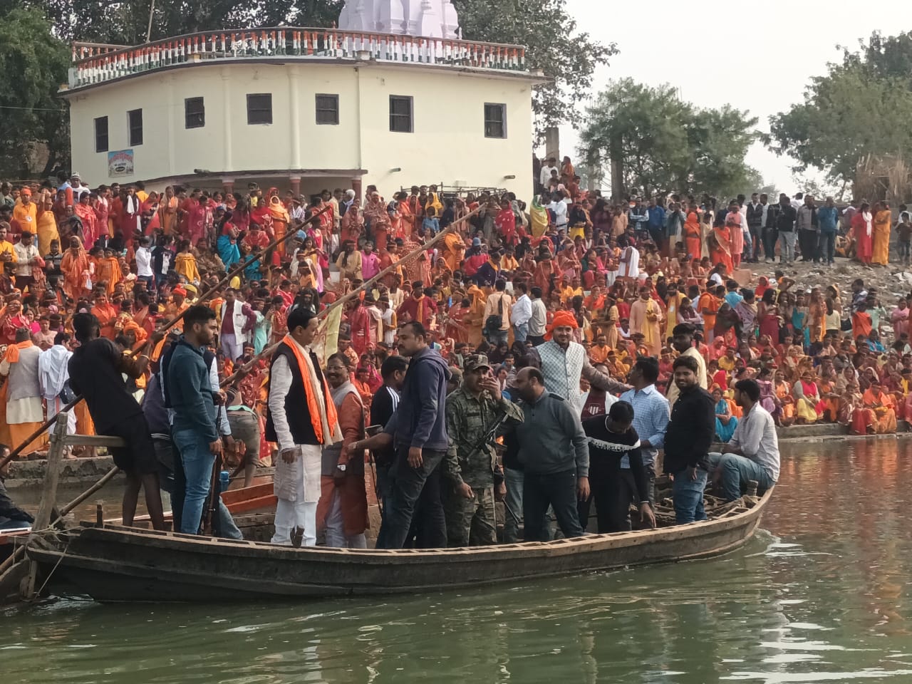 हैदरनगर में भव्य कलश यात्रा के साथ श्री मां शतचंडी महायज्ञ शुरु