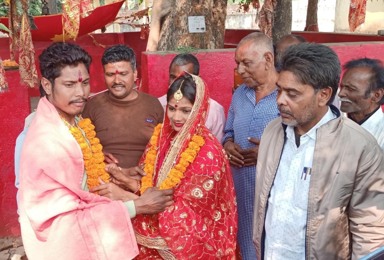 72 घंटे तक प्रेमी के घर के बाहर कड़ाके की ठंड में धरना देने के बाद हुई प्यार की जीत, शादी के बंधन में बंध गए निशा-उत्तम