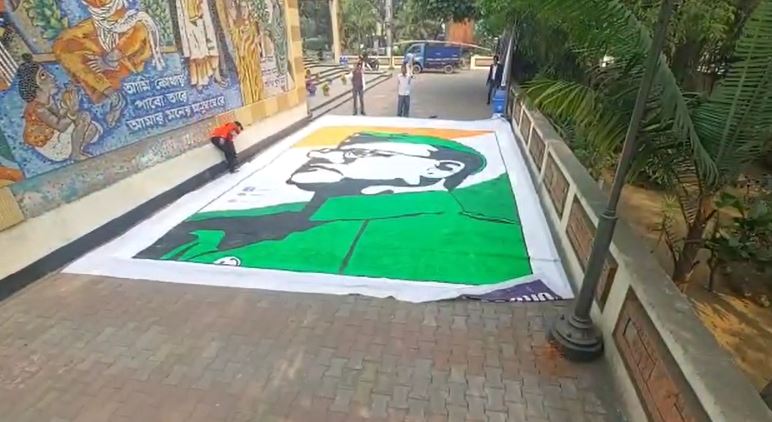 नेताजी सुभाष चंद्र की विचारधाराओं से प्रेरित होकर 16 वर्षीय युवक ने बनाई 18 फीट की पेंटिंग, देखने के लिये उमड़ी लोगों की भीड़ 