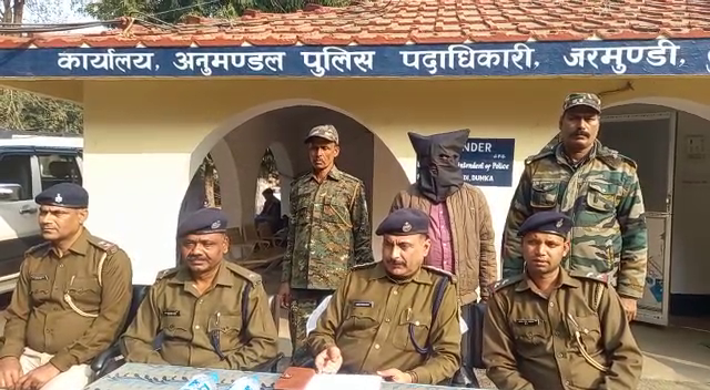 दुमका : यवक ने अपने ही चचेरे भाई पर चलाई थी गोली, गिरफ्तार, जानिए मामला