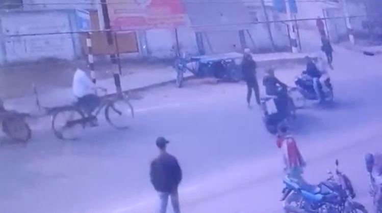 हथियार के बल पर बैंक कर्मी से 12लाख 50 हजार की लूट, मचा हड़कंप, सीसीटीवी में कैद हुआ वारदात