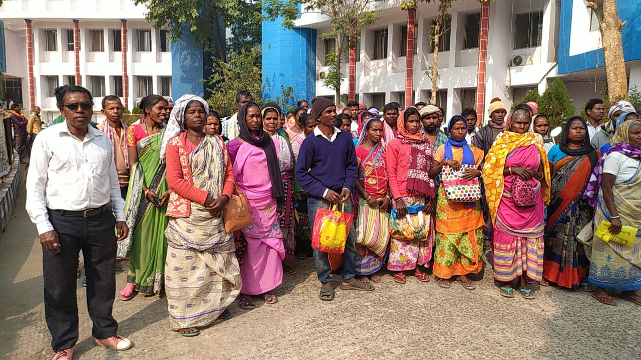 दुमका : सही मात्रा में राशन की आपूर्ति नहीं होने की शिकायत लेकर उपायुक्त के पास पहुंचे तीन गांव के ग्रामीण, दिया आवेदन