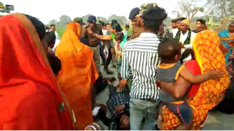 रघोपुर में तेजस्वी यादव का विरोध, सड़क पर लेट कर लोग बोले हमारे उपर से गाड़ी चढ़ा कर जाइए 