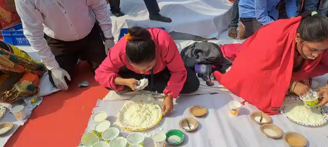 देवघर : 'दही खाओ इनाम पाओ' प्रतियोगिता में बढ़-चढ़ कर लोगों ने लिया हिस्सा, जीते इनाम