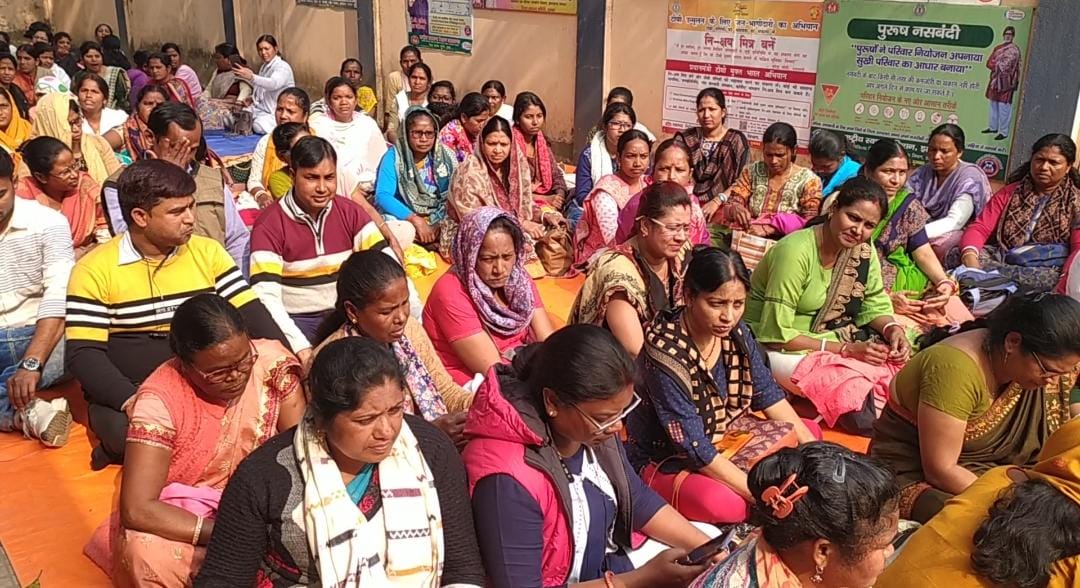 दूसरे दिन भी जारी रहा पारा चिकित्सा कर्मियों का धरना, सरकार से जल्द फैसला लेने की मांग