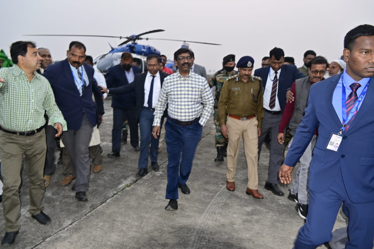 दो दिन के दौरे पर दुमका पहुंचे सीएम हेमंत सोरेन, झंडोत्तोलन के बाद गांधी कन्वेंशन हॉल का करेंगे उद्घाटन