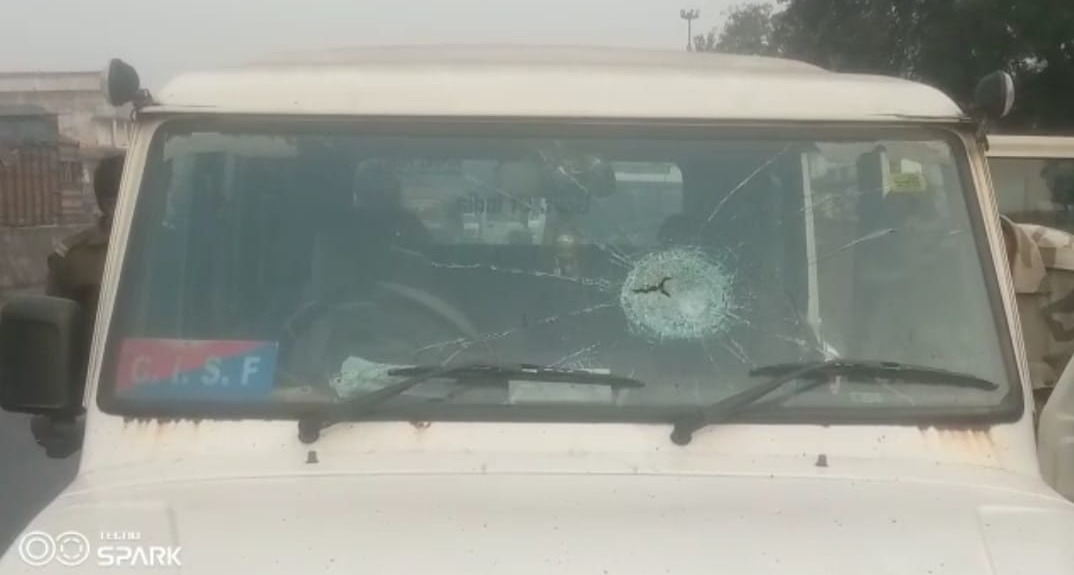 धनबाद : अब निरसा में हुआ सीआईएसएफ पर कोयला चोरों का हमला,पांच वाहन क्षतिग्रस्त,जानिए कैसे जान बचा कर भागी टीम