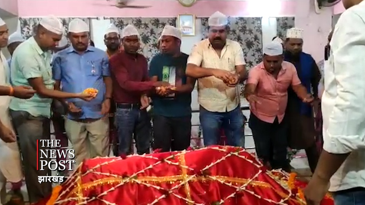 धनबाद के मजार में  चादरपोशी के लिए पहुंचे एसएसपी, जानिए किसकी समृद्धि की मांगी मन्नत