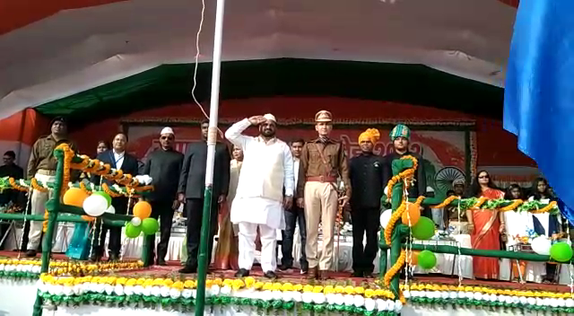 देवघर में धूमधाम से मनाया गया गणतंत्र दिवस, मंत्री हफीजुल हसन ने झंडोत्तोलन कर दी राष्ट्रीय ध्वज को सलामी 