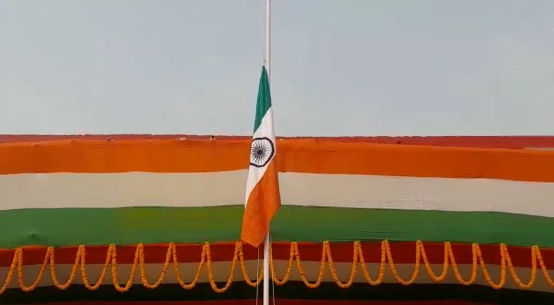 दरभंगा में तिरंगें का अपमान, कमिश्नर ने फहराया उल्टा झंडा, वीडियो वायरल 