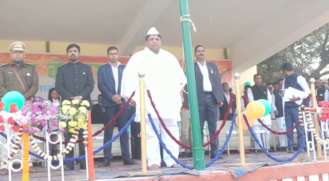 गणतंत्र दिवस के जश्न में डूबा गिरिडीह, मंत्री बादल पत्रलेख ने किया झंडोत्तोलन 