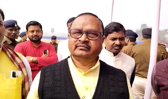 गणतंत्र दिवस पर सोफ़ा पर बैठने के लिए भिड़े BJP और JDU नेता, गोपाल मण्डल बोले बहस नहीं करते 'तो क्या उनके गाल में चुम्मा लेते'