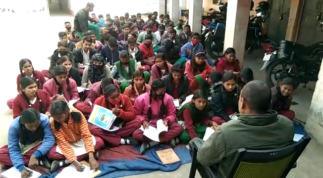 क्लास रूम के अभाव से जूझ रहा देवघर का सरकारी विद्यालय, यहां हजारों बच्चों की पढ़ाई के लिए है केवल आठ क्लास रूम 