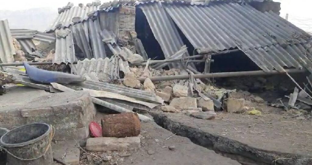 कपासरा में फिर फटी जमीन ,घर हो गया जमींदोज ,जानिए एक महीने में कितनी बार फटी जमीन