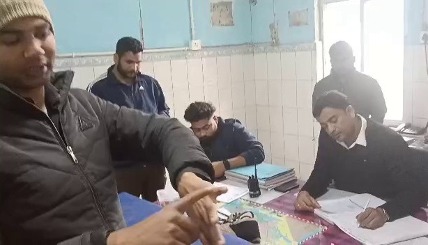 छपरा : बिहार में शराब तस्करों का हौसला बुलंद, गिरफ्तारी के लिए पहुंची पुलिस पर हमला कर हुए फरार