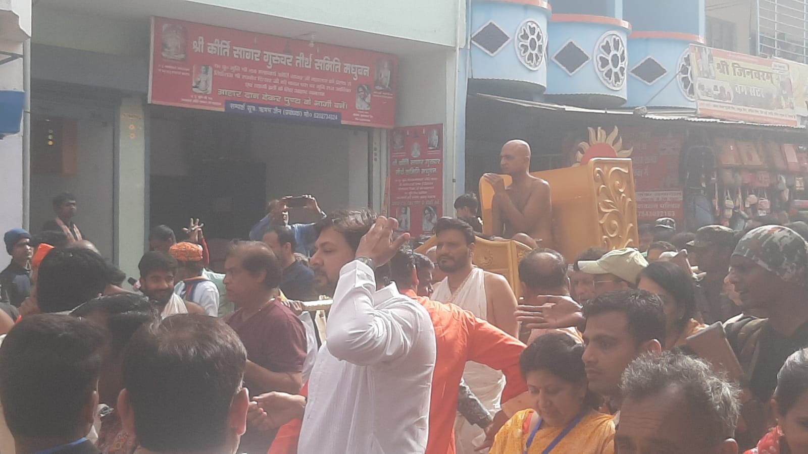 गिरिडीह : जैन मुनिश्री प्रसन्न सागर जी महाराज का हुआ भव्य स्वागत, सुरक्षा को लेकर हेलीकॉप्टर से किया गया मधुबन पारसनाथ क्षेत्र का मुआयना