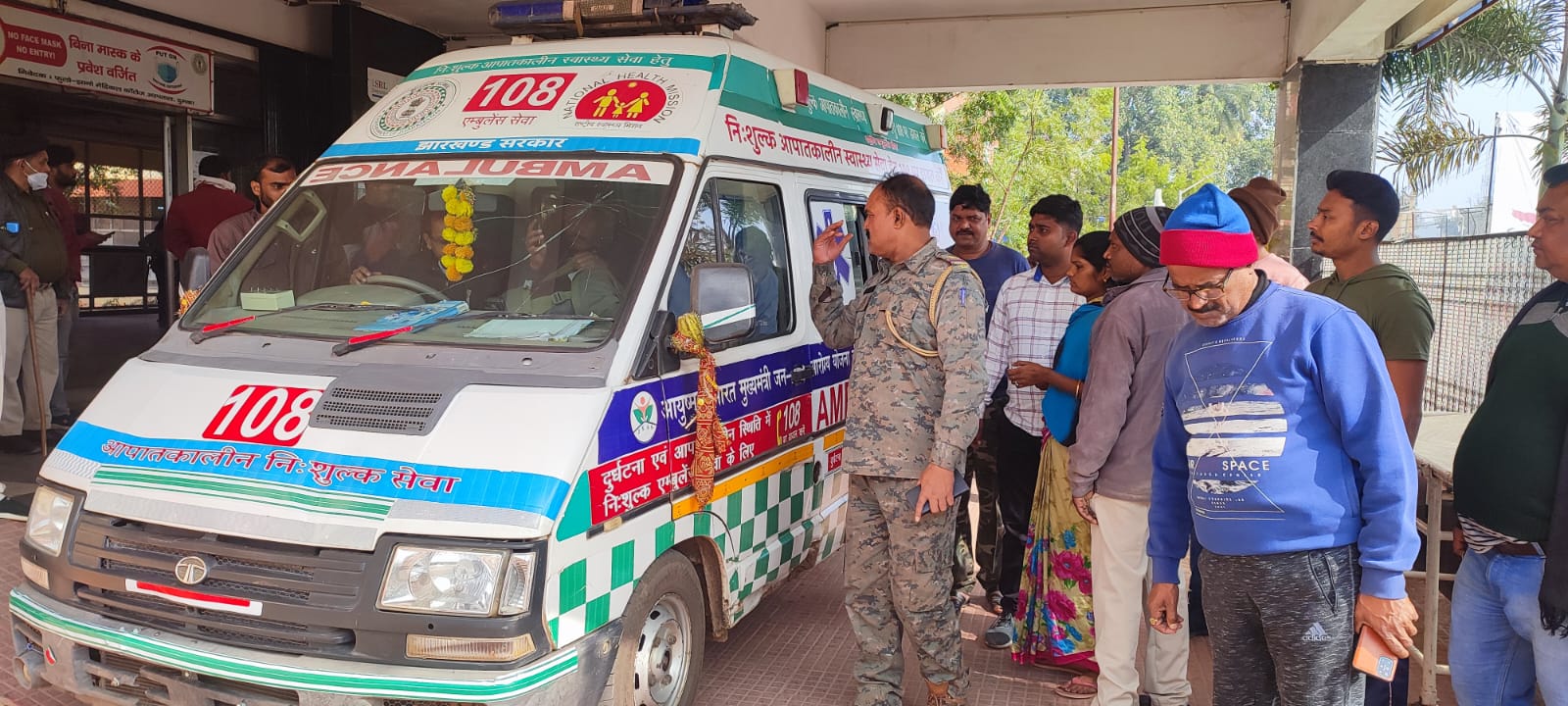 दुमका : नगर थाना में कथित मोबाइल चोर की बिगड़ी तबियत, बेहतर इलाज के लिए धनबाद रेफर