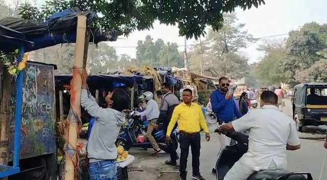 जमशेदपुर : मुख्यमंत्री की खतियानी जोहर यात्रा से पहले कदमा बाजार में चला प्रशासन का बुलडोजर, दुकानें टूटी