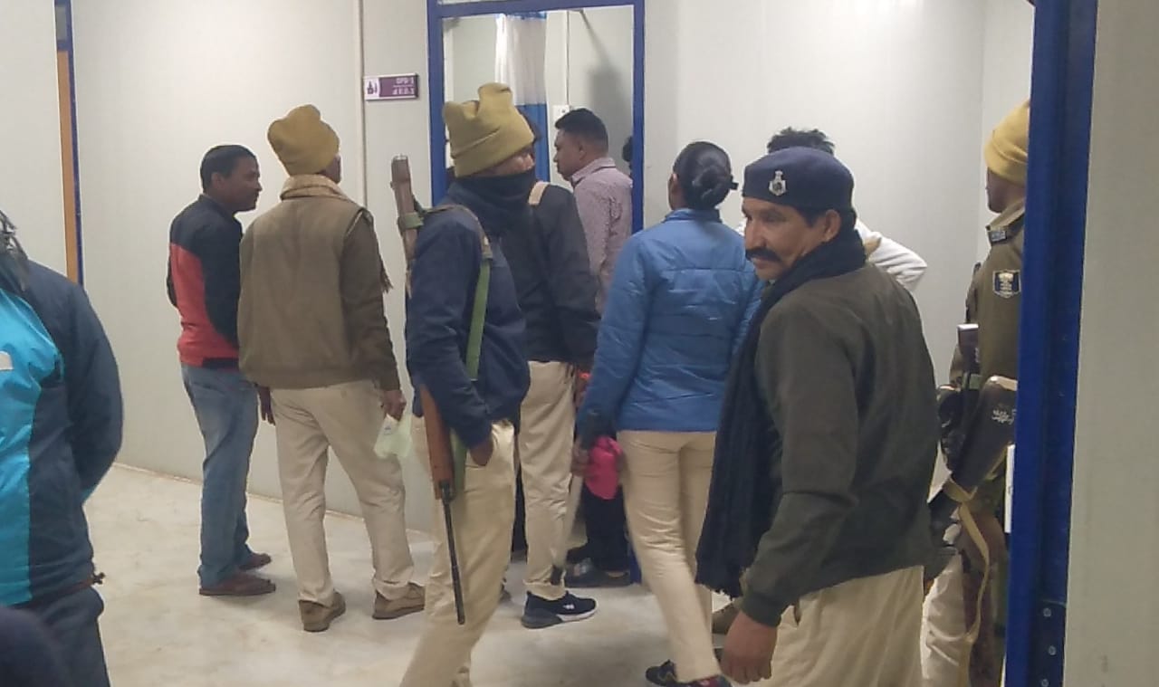 शराब पीकर गांव में हंगामा कर रहे थे दंपत्ति, पहुंची पुलिस, गिरफ्तार 