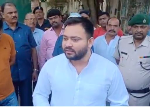 तेजस्वी का नीतीश कुमार पर पलटवार, जनता को कर रहे हैं इमोशनल ब्लैकमेल