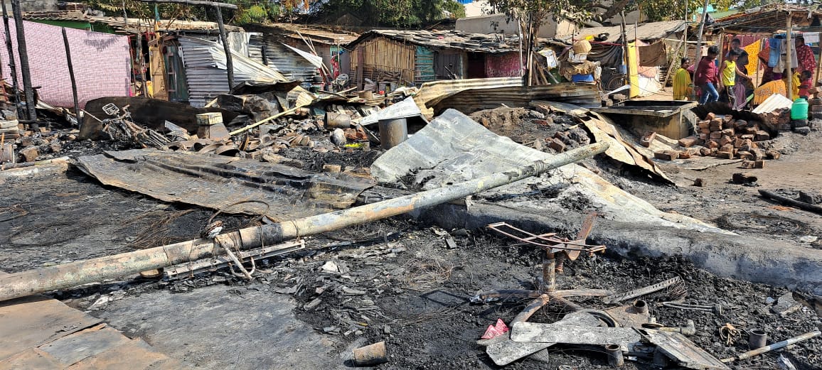 झोपड़पट्टी में लगी भीषण आग, 13 झोपड़ी जलकर हुए खाख, लाखों का नुकसान