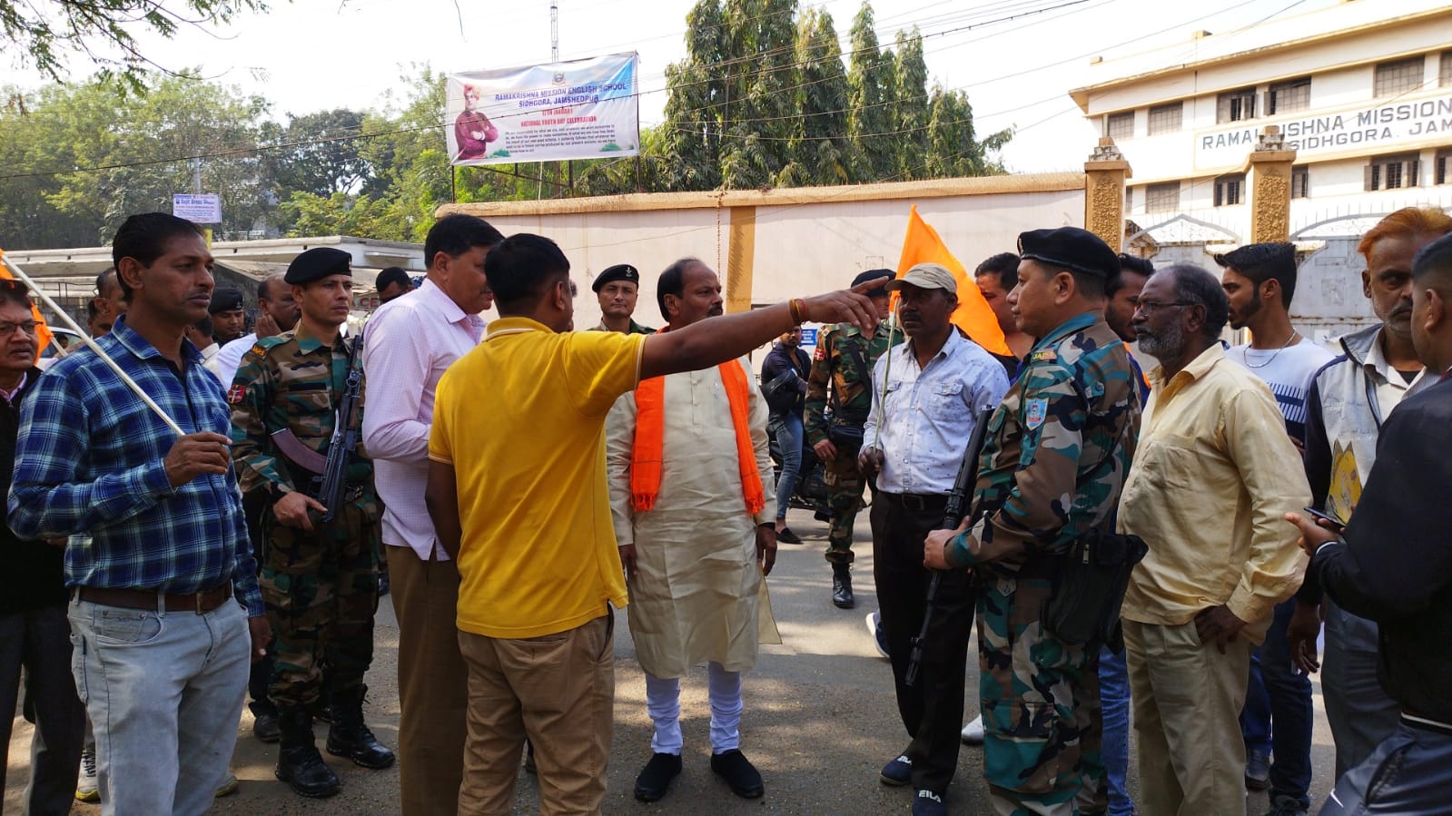 सिदगोड़ा स्थित सूर्य मंदिर के तीसरे वर्षगांठ पर रामकथा का आयोजन, पूर्व मंत्री रघुवर दास ने लोगों के बीच बांटा निमंत्रण पत्र