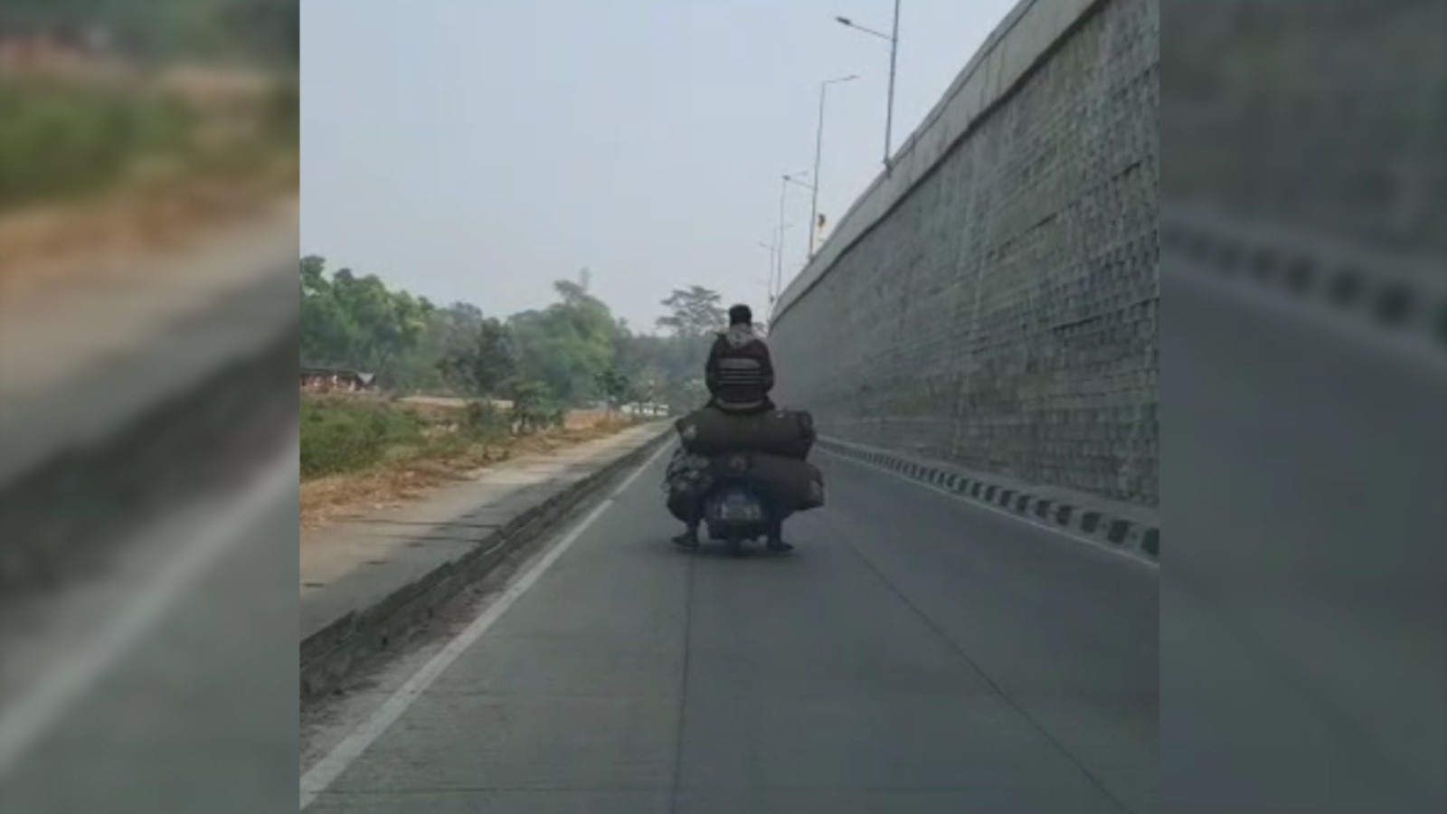 जान से खिलवाड़ कहें या कोयला ढोने का नायाब तरीका, गौर से देखिये इस तश्वीर को, राजगंज-बरवाअड्डा सड़क की है 