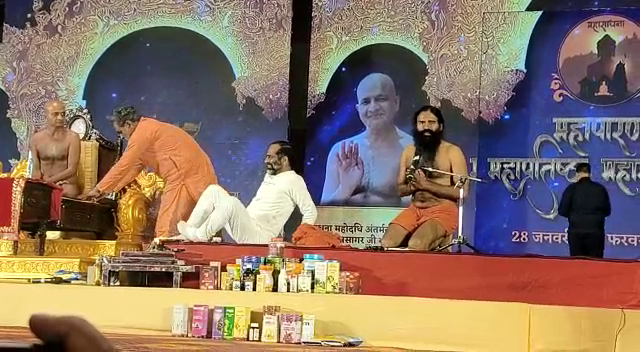 गिरिडीह : महापारना महाप्रतिष्ठा के दूसरे दिन किया गया योग, मुनि प्रसन्न सागर जी भी हुए शामिल 