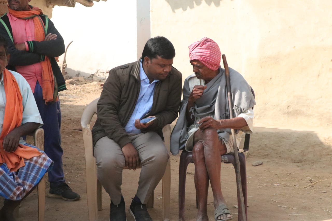 रामगढ़ उपचुनाव को लेकर पूर्व विधायक ममता देवी के पति ने ग्रामीओं के साथ किया डोर टू डोर जनसंपर्क