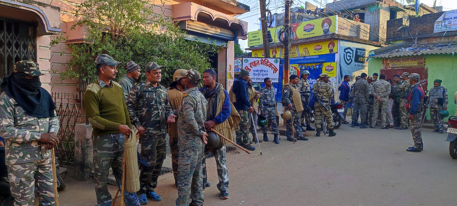 मूर्ति विसर्जन के दौरान बज रहे गाने का एक समुदाय के लोगों ने किया विरोध, पुलिस छावनी में तब्दील इलाका