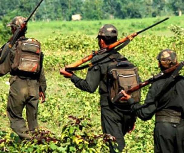 बड़ी खबर : पुलिस और नक्सलियों के बीच मुठभेड़, भारी मात्रा में कारतूस और नक्सली सामान बरामद