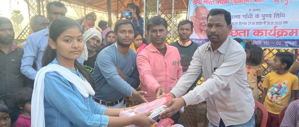 दुमका : महात्मा गांधी की पुण्यतिथि पर खेलकूद प्रतियोगिता का आयोजन