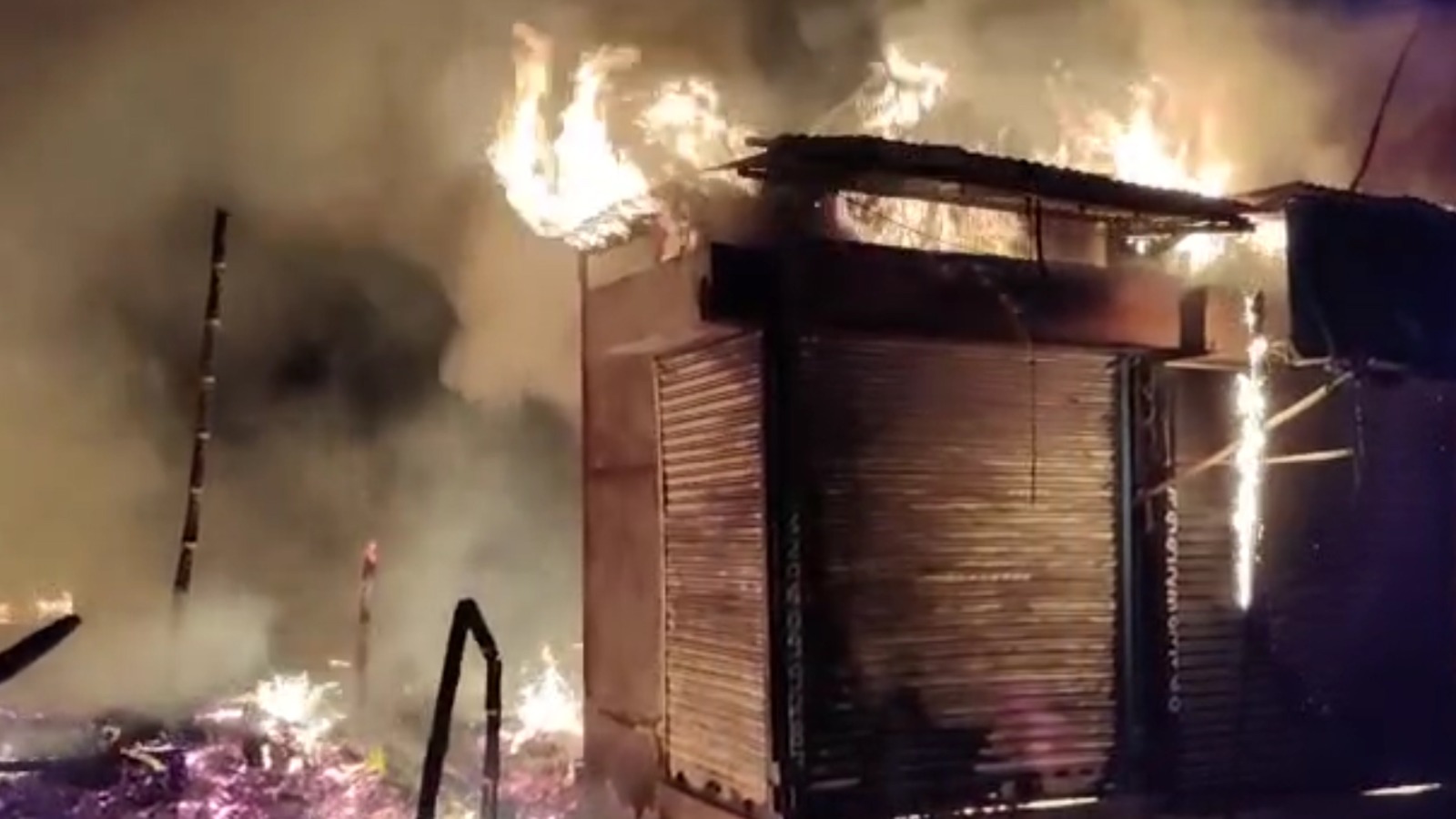 कोयलांचल में कहर बरपा रही आग, पांच जान लेने के बाद कुमारधुबी बाजार की दुकानों में भी भीषण आग