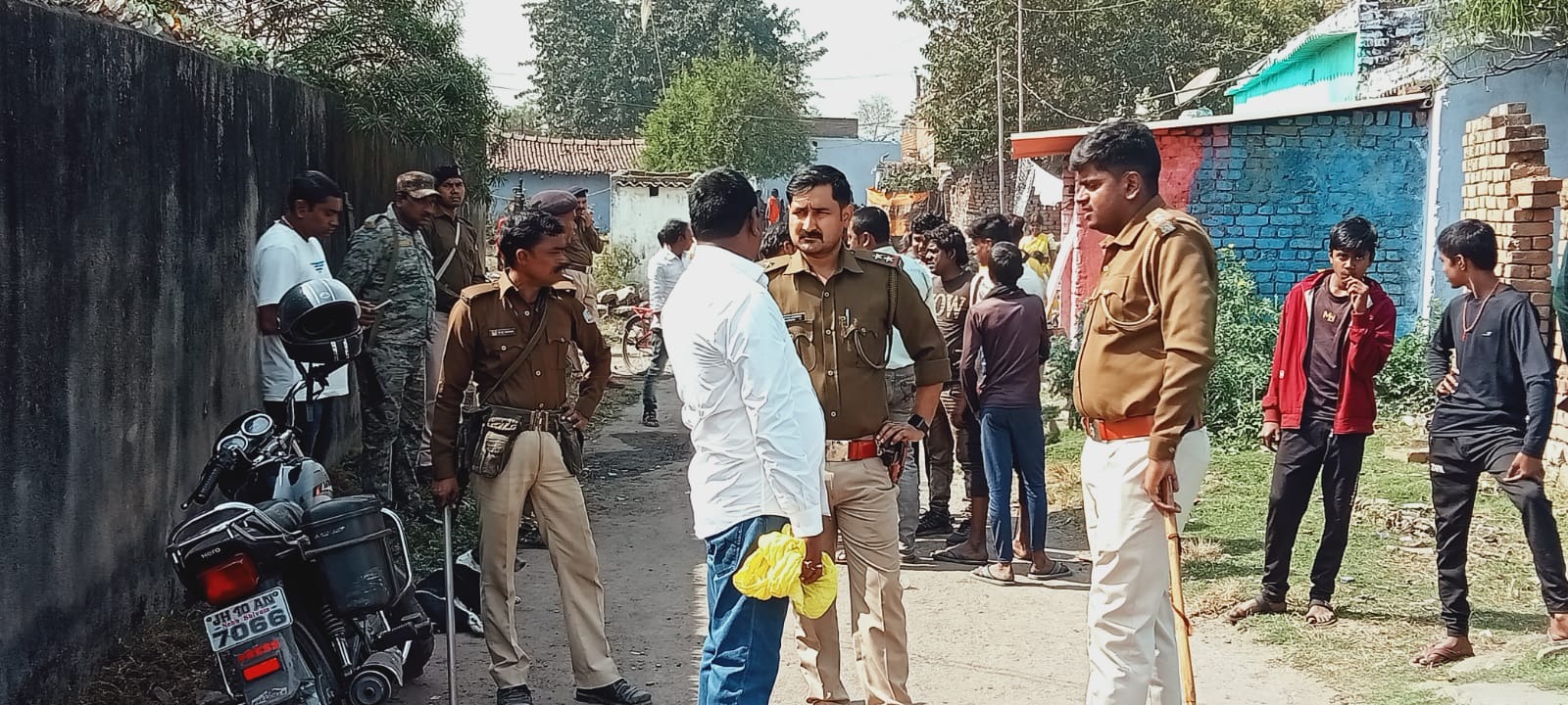 कतरास के बरोरा में टकराये दो गांव के लोग, गोलियां के साथ-साथ चटकी लाठियां, जानिए फिर क्या हुआ 