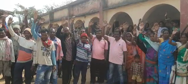 सरकारी विद्यालय की बदहाली से नाराज ग्रामीणों ने स्कूल में जड़ा ताला, शिक्षक पर भी विद्यालय नहीं पहुंचने का आरोप
