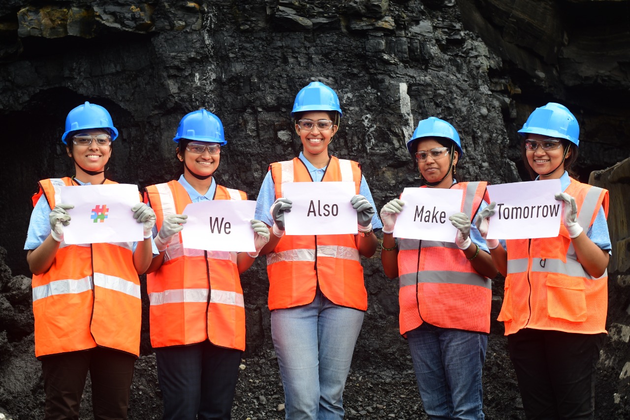 टाटा स्टील के वेस्ट कोयलरी में महिला शक्ति का जलवा, भारी वाहन चलाने के लिए 16 महिला ऑपरेटरों की गई नियुक्ति