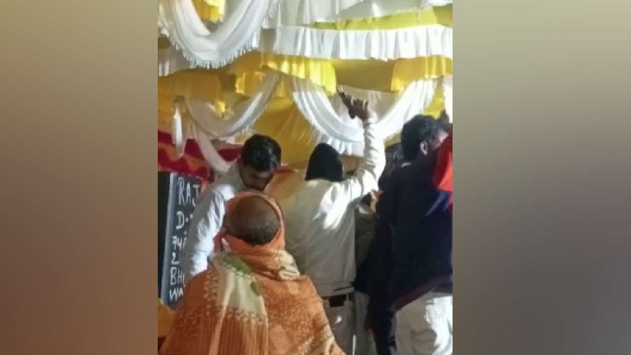 नर्तकियों के साथ अश्लील डांस करते हुए कट्टा लहरा रहे युवकों का वीडियो वायरल, जानिए कहां का मामला