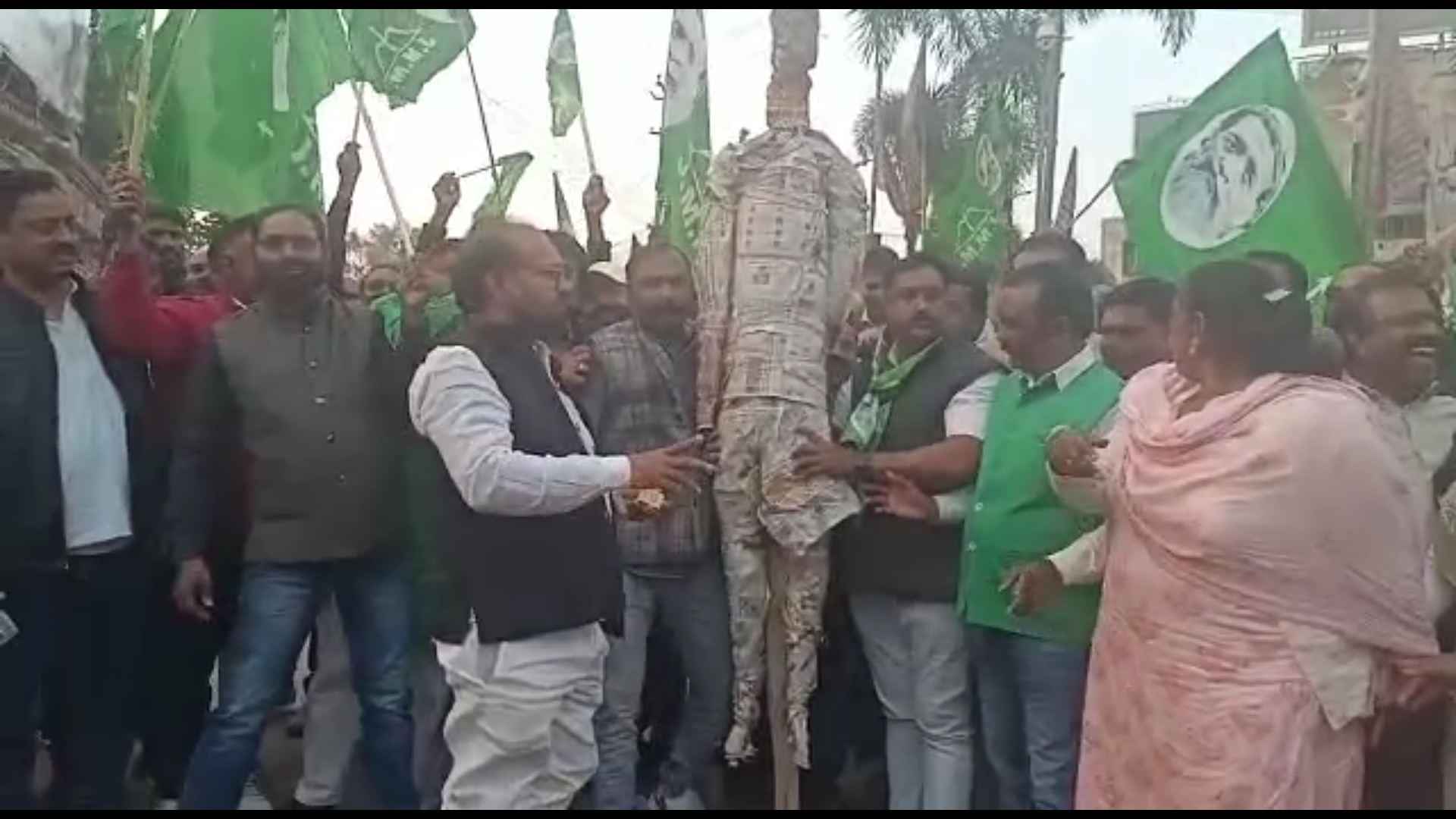 1932 को लेकर फिर से झामुमो उतरी सड़क पर, भाजपा का फूंका पुतला