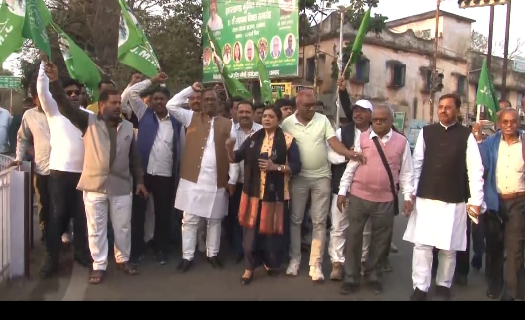 धनबाद में सड़क पर उतरा झामुमो, महामहिम को लिया निशाने पर