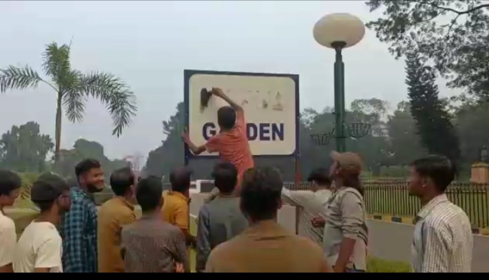 जुबली पार्क में मुगल गार्डन का बोर्ड लगाने से भड़के बजरंग दल के कार्यकर्ता, बोर्ड पर पोता कालिख