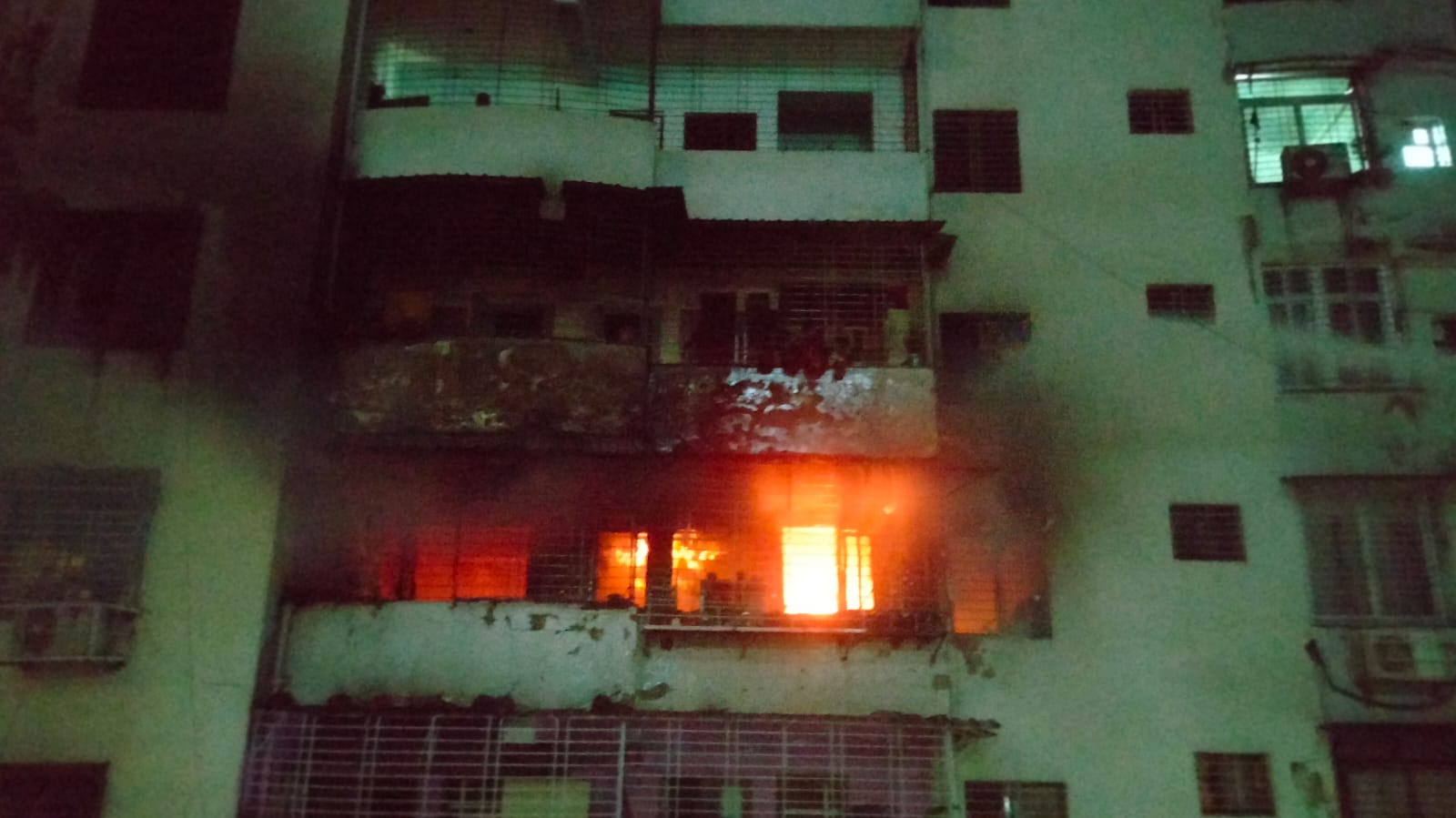 धनबाद: आशीर्वाद टावर में लगी भीषण आग, कई लोग जिंदा जले, आग पर काबू पाने में जुटी फायर ब्रिगेड की टीम 