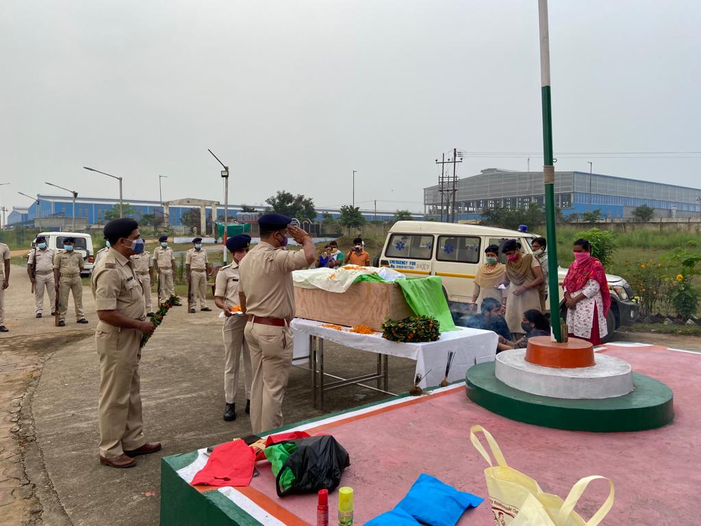 आर्मोरर दिलीप कुमार सिंह का पार्थिव शरीर पहुंचा सरायकेला पुलिस लाइन, दिया गया गार्ड ऑफ ऑनर