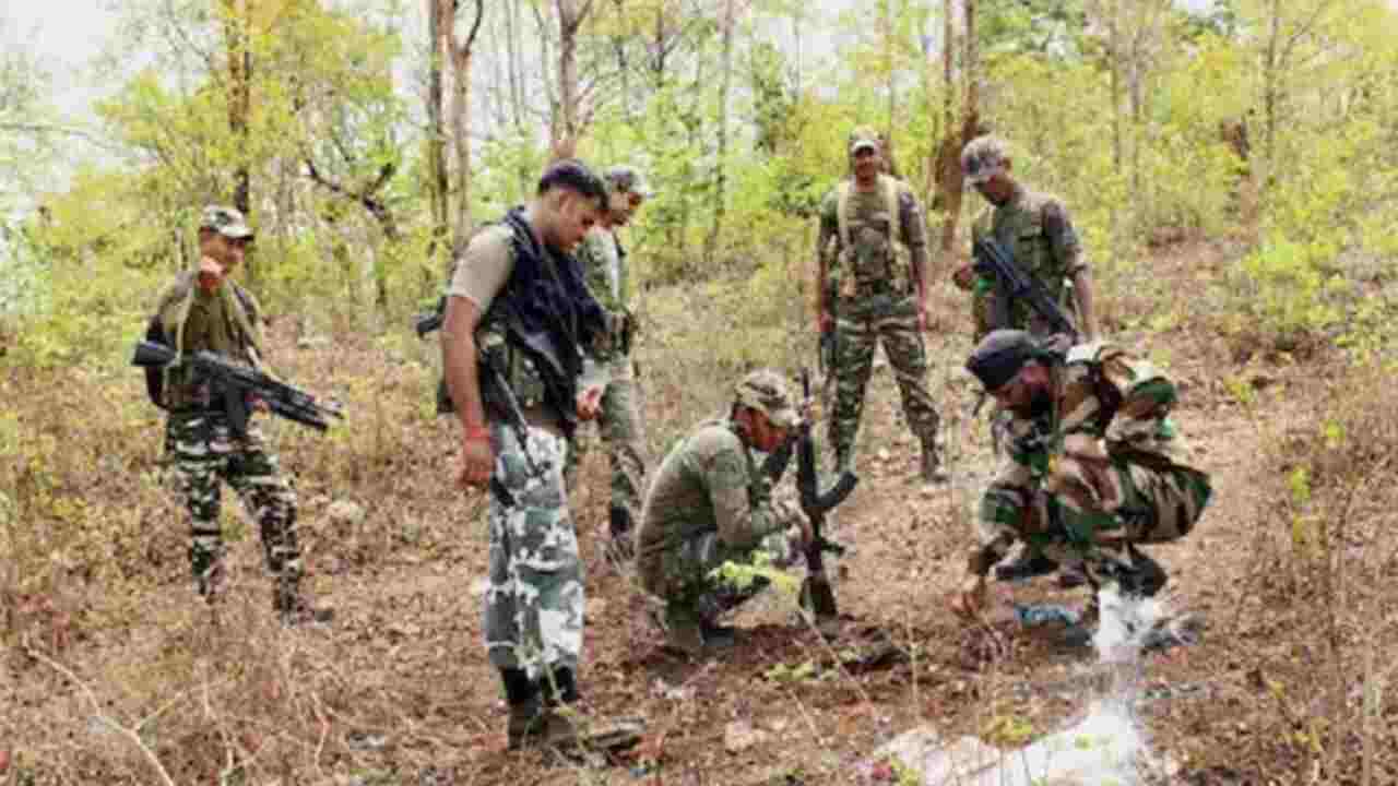 BREAKING : चाईबासा में आईईडी ब्लास्ट, सीआरपीएफ के तीन जवान घायल, एयरलिफ्ट कर लाया गया रांची